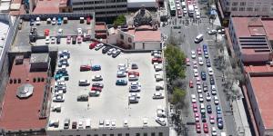 Cars parking on the roof of a buildung