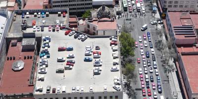 Cars parking on the roof of a buildung